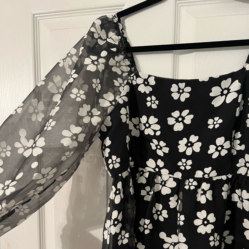 NWT- Cato Black and White Floral Blouse Sheer Sleeves Size Medium. - Picture 3 of 8